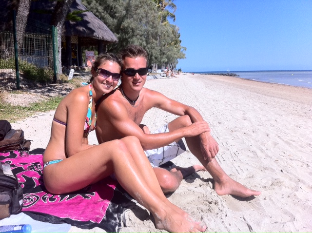 12 August 2011 à 13h19 - Les stars des plages: Sylvain et Emma.